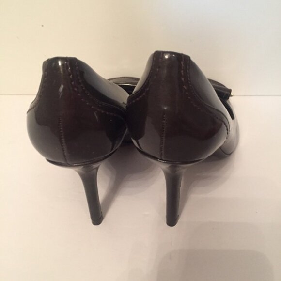 TAHARI HEELS SHOES GRAY PATENT LEATHER PUMPS GOLD ACCENT - Picture 3 of 8